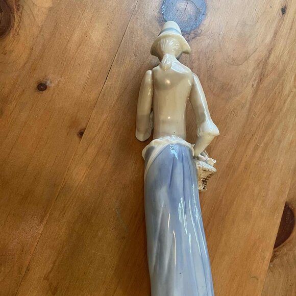 Vintage Lady Figurine - Picture 2 of 2